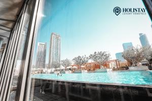 迪拜Holistay Luxury Homes Burj Khalifa View - Emaar Fashion Avenue Dubai Mall的城市中心的一个游泳池