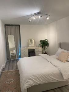 伦敦CENTRAL London Luxury APP的卧室配有白色的床和镜子