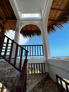洛斯拉甘斯Gamora Hotel Playa的海景阳台设有楼梯。