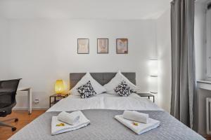 杜伊斯堡3 Zimmer, 68qm, Parkplatz, Messe DUS, Logport, Duisport的一间卧室配有一张床,上面有两条毛巾