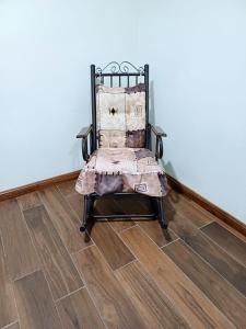 圣克鲁斯华特库Departamento ELSA. La Crucecita, Huatulco.的一张椅子,位于一个铺有木地板的房间