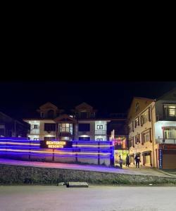斯利那加Behtereen resort的一群夜晚有蓝色灯光的建筑