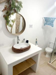 巴亚希贝Xarraca的浴室设有水槽和镜子,位于柜台上