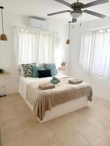 巴亚希贝Xarraca的一间卧室配有一张大床和吊扇