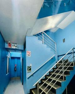 普卡尔帕Hotel Juan Diego Pucallpa的建筑中带有蓝色墙壁的楼梯
