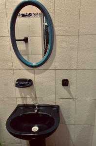 普卡尔帕Hotel Juan Diego Pucallpa的浴室设有黑色水槽和镜子