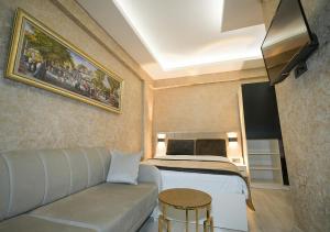 伊斯坦布尔Luxury Medea Taksim Hotel的客厅配有沙发和1张床