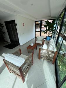 嘎林海斯港Maraca Beach的客厅配有两张沙发和一张桌子
