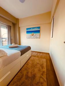 拉斐那Blue Horizon Gem On The Port的一间卧室配有一张床,享有海滩美景
