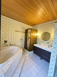 比勒费尔德Spacious Large apartment in Bielefeld的带浴缸和盥洗盆的大浴室