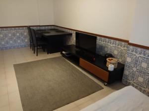 克卢什Apartment 2BR的一间带电视和餐桌的客厅