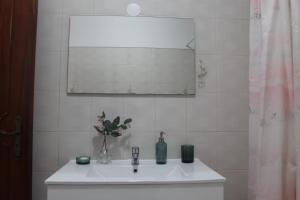 克卢什Apartment 2BR的浴室设有白色水槽和镜子