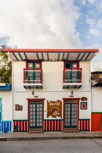 萨兰托IntiLuna Hostel的一座建筑,设有红色和白色的门窗