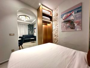 海若克利欧Royal Gold City Suites by Estia的一间卧室设有一张床和一间客厅。