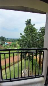 恩德培Mini Lookout Entebbe的阳台享有树木的景致。