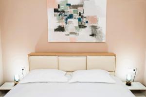 普雷德鲁特Beaumont Lodges的卧室配有一张床,墙上挂有绘画作品