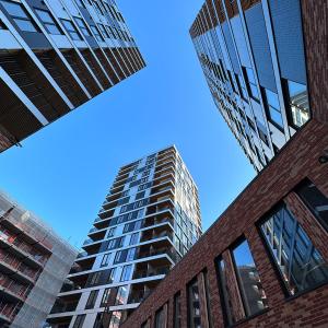 利勒斯特罗姆Seventh Apartment Lillestrøm的蓝色天空城市中的两座高楼