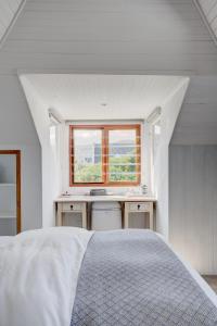 赫曼努斯Beautiful Abalone的白色的卧室设有床和窗户