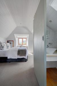 赫曼努斯Beautiful Abalone的一间白色卧室,配有床和一间浴室