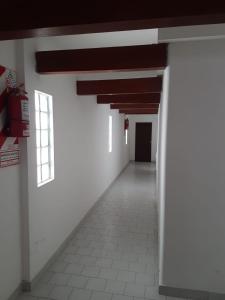 内科切阿Departamentos calle 8的空的走廊,有白色的墙壁和窗户