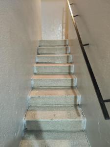 达赫拉Maison sahara的大楼里的一套楼梯