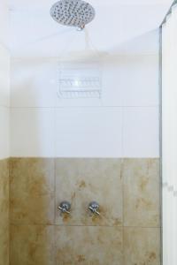 蒂尔卡拉Glamping El Obrador Tilcara的浴室内配有带2个水龙头的淋浴