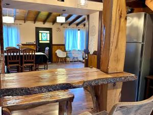 埃尔卡拉法特Alma Andina的厨房以及带大木桌的用餐室。