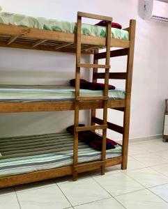 安格拉杜斯雷斯Apartamento Praia do Bonfim的客房内的一套双层床
