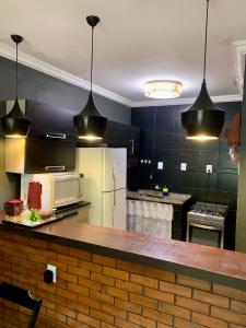 安格拉杜斯雷斯Apartamento Praia do Bonfim的厨房设有微波炉的柜台