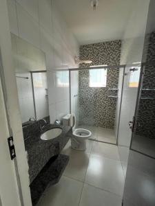 卡皮托利乌Apto Aconchego Capitólio的浴室配有卫生间、盥洗盆和淋浴。