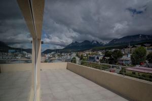 乌斯怀亚Ushuaia Center Apartament Suit的阳台享有城市和山脉的景致。