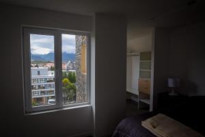 乌斯怀亚Ushuaia Center Apartament Suit的一间卧室设有窗户,享有城市美景
