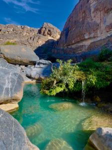 MisfāhJebel shams Sky的峡谷里的水池,岩石