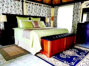 哈拉雷艺术山林小屋的一间卧室设有一张大床和一个窗户。