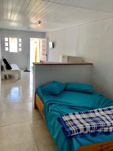 里奥格兰德Kitnet a 150m da praia的一间卧室配有一张带蓝色枕头的床