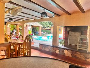 绍其德贝克Hotel Posada Andaluz的庭院设有壁炉和桌椅。
