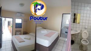 马塞约Poutur Pousada的酒店客房带两张床和一间浴室