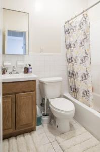 纽约Amazing 3BR 1Bath Apartment in NYC!的浴室设有卫生间、水槽和淋浴帘