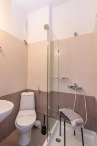 提诺斯Agali bay hotel的一间带卫生间和玻璃淋浴间的浴室