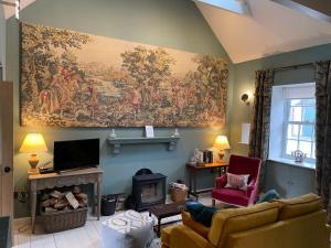 皮布尔斯Barns Bothy的客厅的墙上挂着大挂毯