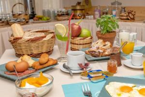 提诺斯Agali bay hotel的一张桌子,上面有早餐食品和饮料