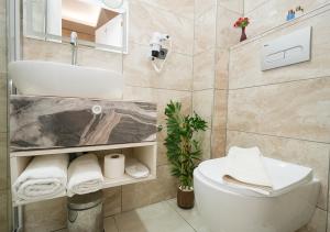 伊斯坦布尔Luxury Medea Taksim Hotel的浴室配有白色卫生间和盥洗盆。
