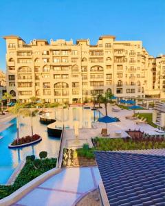赫尔格达Luxury Hurghada Self-Catering Apartments & Studios, Al Dau Heights的一座大型建筑,前面设有一个游泳池