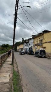欧鲁普雷图Hostel do Mirante的路边有汽车的街道