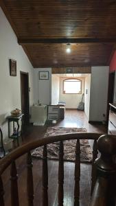 欧鲁普雷图Hostel do Mirante的一间带木制天花板的客厅和一间带桌子的房间