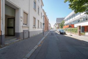 沃尔姆斯Coole Altbau-WE 1-ZKB Terrasse Worms Zentrum的一条空的街道,在建筑物旁边停有一辆汽车