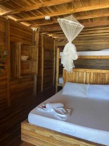 La Pozathe mompe beach hostal的小木屋内一间卧室,配有一张床