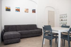 罗马DOMVS Ginori Testaccio的客厅配有沙发和桌椅