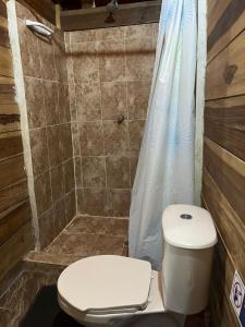 La Pozathe mompe beach hostal的一间带卫生间和淋浴的浴室