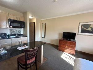 弗洛伦斯阿什利宿舍酒店 的客房设有厨房和带电视的书桌。